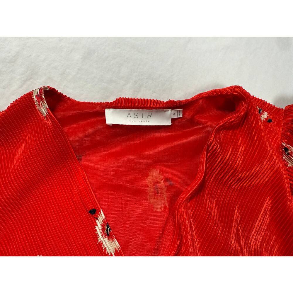 ASTR The Label Vneck Pleated Long Sleeve Surplice Blouse Red Floral SMALL - Picture 8 of 11